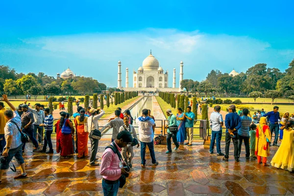 Agra, India - 20 settembre 2017: Persone non identificate che camminano e si godono lo splendido Taj Mahal, è un mausoleo di marmo bianco avorio sulla riva meridionale del fiume Yamuna nella città indiana di Agra — Foto Stock