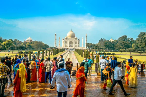 Agra, Hindistan - 20 Eylül 2017: yürüyüş ve güzel Taj Mahal zevk tanımlanamayan kişidir AGRA Hint şehir Yamuna Nehri'nin güney yakasında bir Fildişi-beyaz mermer Türbesi