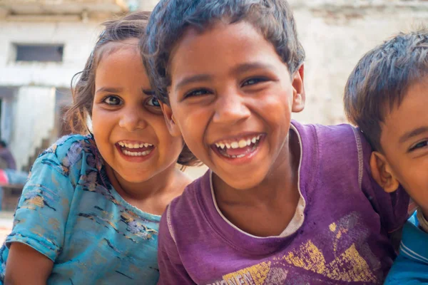 Jaipur, Hindistan - 20 Eylül 2017: Güzel grup gülümseyen ve Hindistan'da Jaipur şehirde sokakta oynayan çocuk portresi