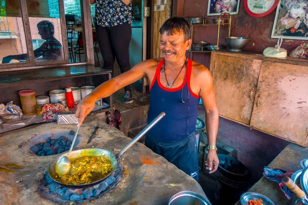 Jaipur, Hindistan - 20 Eylül 2017: Metalik bir tepsi Hint Gıda Mutfak Jaipur, Hindistan akkor kayalar üzerinde yemek kimliği belirsiz adam