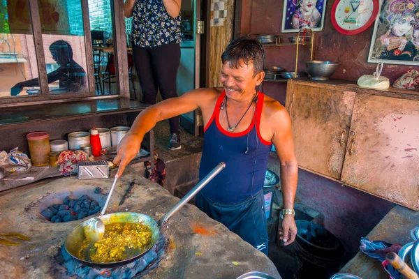 Jaipur, Hindistan - 20 Eylül 2017: Metalik bir tepsi Hint Gıda Mutfak Jaipur, Hindistan akkor kayalar üzerinde yemek kimliği belirsiz adam