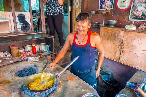 Jaipur, Hindistan - 20 Eylül 2017: Metalik bir tepsi Hint Gıda Mutfak Jaipur, Hindistan akkor kayalar üzerinde yemek kimliği belirsiz adam