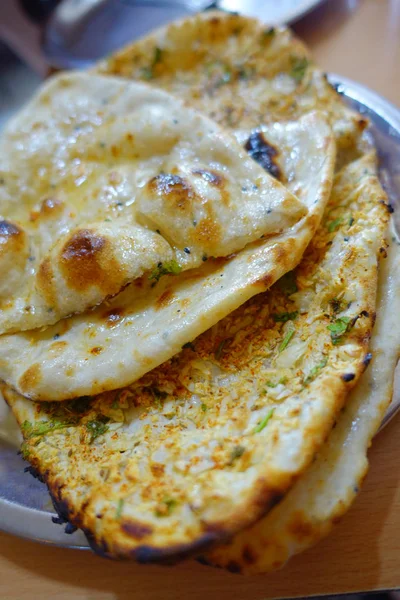 Vele zelfgemaakte kleine tortilla's, voor het ontbijt, in zilver folie, Jaipur stad in India — Stockfoto