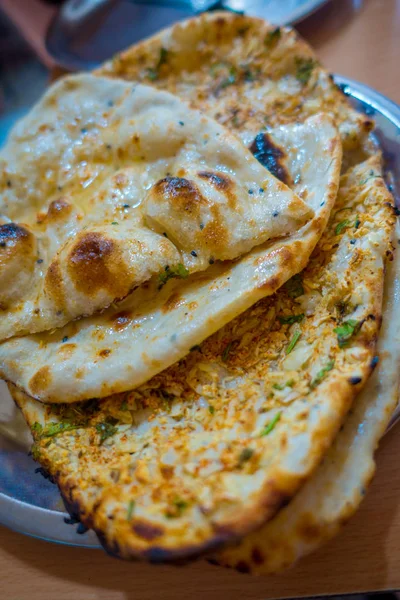 Banyak tortilla kecil buatan sendiri untuk sarapan, dalam kertas perak, kota Jaipur di India — Stok Foto