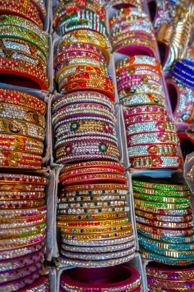 Jaipur, Hindistan - 20 Eylül 2017: Bir dükkan ekranda renkli bilek bilezikler büyüğe Hint kazık