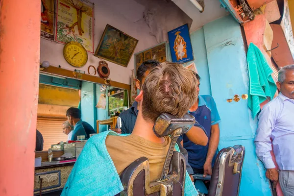 Jaipur, Hindistan - 20 Eylül 2017: Jaipur şehrinde ghats üzerinde açık bir tıraş bıçağı kullanan bir adam tıraş Kuaför