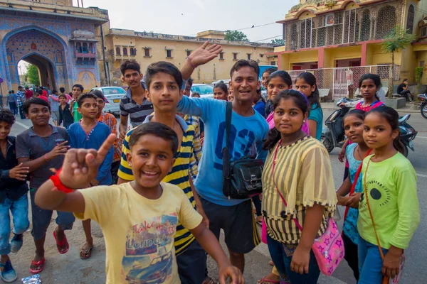 Jaipur, Hindistan - 20 Eylül 2017: Hindistan'da Jaipur şehirde sokakta oynayan çocukların kapat