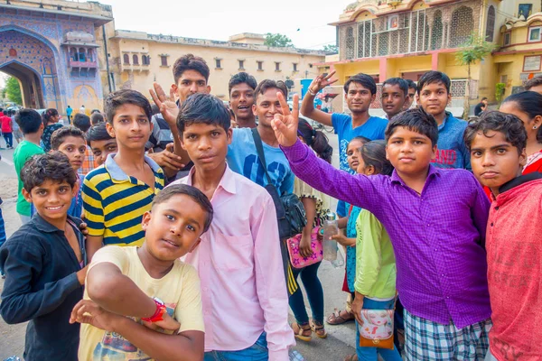 Jaipur, Hindistan - 20 Eylül 2017: Hindistan'da Jaipur şehirde sokakta oynayan çocukların kapat