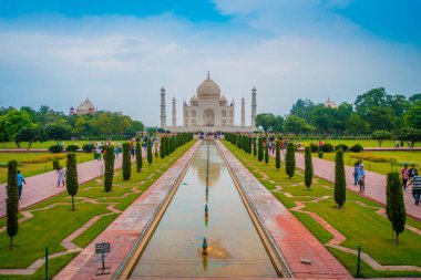 Agra, Hindistan - 20 Eylül 2017: Taj Mahal Hint AGRA şehir Yamuna Nehri'nin güney yakasında bir Fildişi-beyaz mermer Türbesi Uttar Pradesh olduğunu