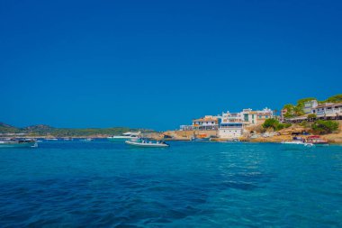 Güzel güneşli bir günde Sant Karaağaç, horizont ve İspanya'da hava zevk insanlar bazı bina ile bir güzel mavi su Mayorka, ile