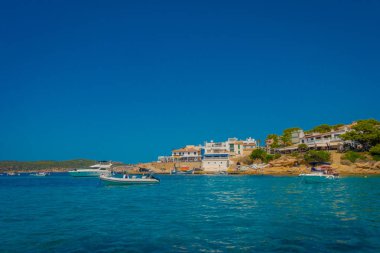 Güzel güneşli bir günde Sant Karaağaç, horizont ve İspanya'da hava zevk insanlar bazı bina ile bir güzel mavi su Mayorka, ile