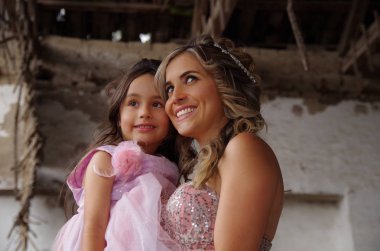 Güzel bir kadın ve havada bir prenses elbise giyen gülümseyen sevimli küçük kızını yakın çekim