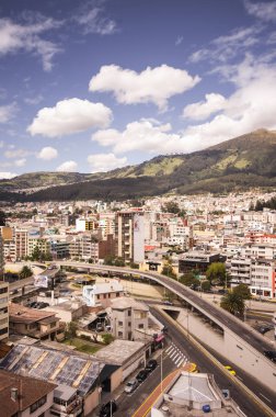 Yeni mimari şirin sokakları ve yeşil sourroundings, Quito şehir Kuzey parçası ile karıştırma Quito modern bölümünden güzel manzara