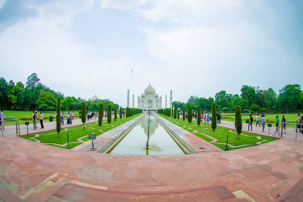 Agra, India - 20 de septiembre de 2017: Personas no identificadas caminando y disfrutando del hermoso Taj Mahal, es un mausoleo de mármol blanco marfil en la orilla sur del río Yamuna en la ciudad india de Agra —  Fotos de Stock