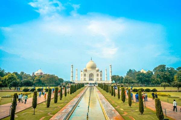 Agra, India - 20 de septiembre de 2017: El Taj Mahal es un mausoleo de mármol blanco marfil en la orilla sur del río Yamuna en la ciudad india de Agra, Uttar Pradesh. —  Fotos de Stock