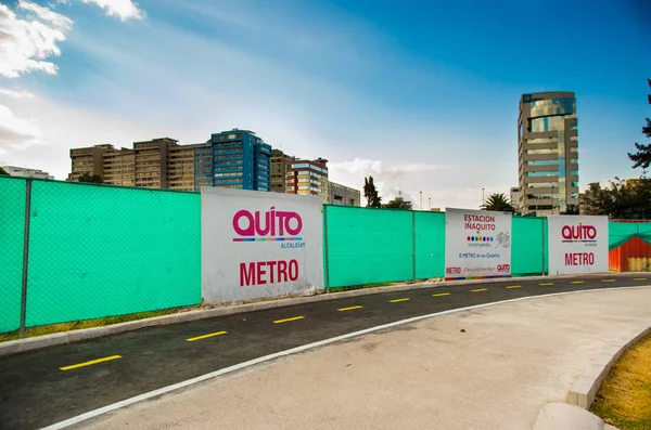 Quito, Pichincha Ecuador - 10 de agosto de 2017: Hermosa vista de la construcción del metro ubicada dentro del parque Carolina, cubrió la zona de trabajo con una protección verde, en la parte norte de la ciudad de —  Fotos de Stock
