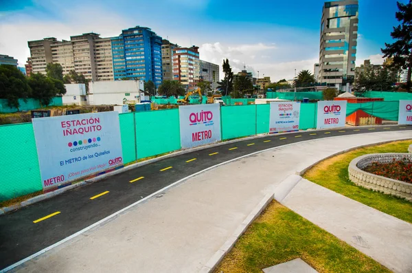 Quito, Pichincha Equador - 10 de agosto de 2017: Bela vista da construção do metrô localizado dentro do parque da Carolina, cobriu a área de trabalho com uma proteção verde, na parte norte da cidade de — Fotografia de Stock