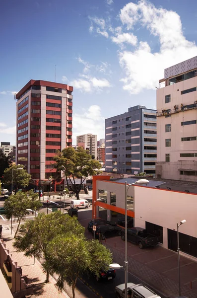 Ny byggnad i centrum av staden i Quito, Ecuador, i en solig dag — Stockfoto