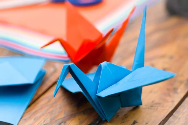 カラフルなペーパー折り紙芸術を作るためのクローズ アップ ショット — ストック写真