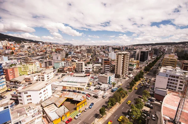 Hermosa vista desde la parte moderna de Quito mezclando nueva arquitectura con encantadoras calles y alrededores verdes, parte norte de la ciudad de Quito — Foto de Stock
