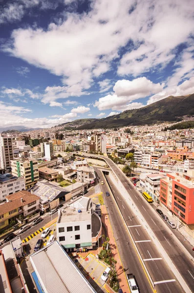 Schöne Aussicht vom modernen Teil des Quito, der neue Architektur mit charmanten Straßen verbindet, nördlicher Teil der Stadt Quito, Ecuador mit einem Berg am Horizont — Stockfoto