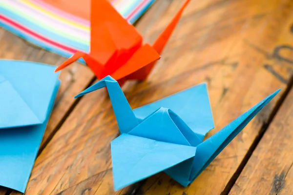 Strzał zbliżenie kolorowe papiery do sztuki origami — Zdjęcie stockowe