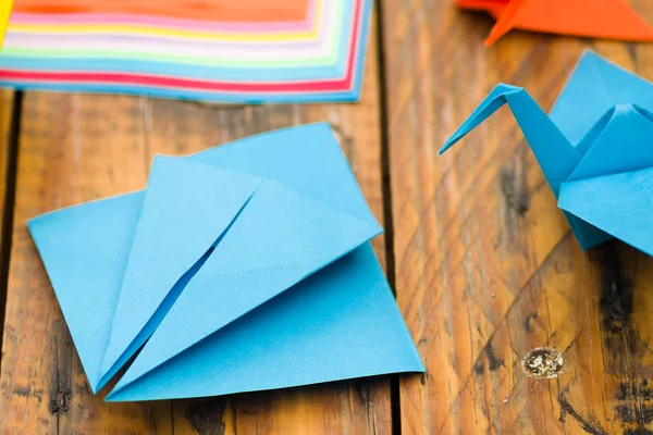 Close-up shot van kleurrijke papieren origami kunst maken — Stockfoto