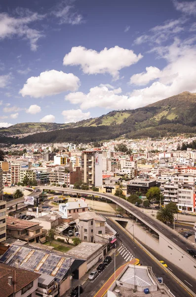 Yeni mimari şirin sokakları ve yeşil sourroundings, Quito şehir Kuzey parçası ile karıştırma Quito modern bölümünden güzel manzara