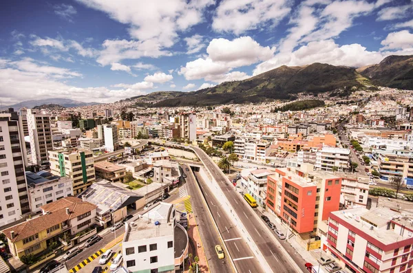 Schöne Aussicht vom modernen Teil des Quito, der neue Architektur mit charmanten Straßen verbindet, nördlicher Teil der Stadt Quito, Ecuador mit einem Berg am Horizont — Stockfoto