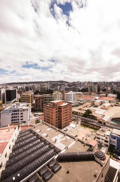 QUITO, ECUADOR-MAGGIO 07, 2017: Bella vista dalla parte moderna di Quito mescolando nuova architettura con strade affascinanti, a nord della città di Quito — Foto Stock