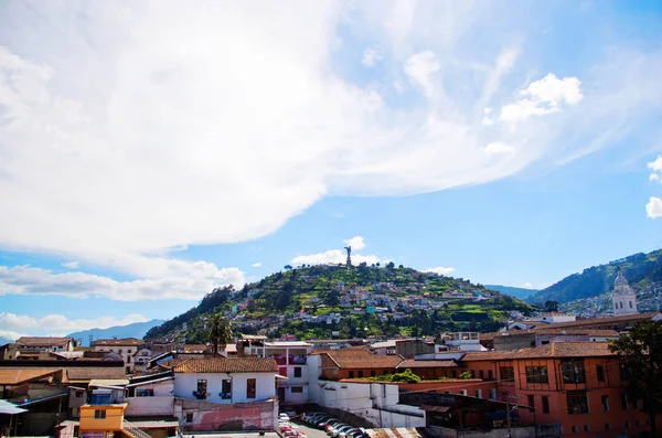 Hermosa vista de Quito mezclando nueva arquitectura con calles encantadoras, con un lugar turístico panecillo en la montaña en frente, en la ciudad de Quito —  Fotos de Stock