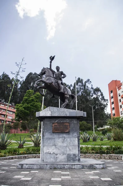 Quito, Ekvator - 07 Mayıs 2017: Güzel bir mavi gökyüzü Quito şehir Kuzey plaza Arjantin'de, güzel heykel — Stok fotoğraf