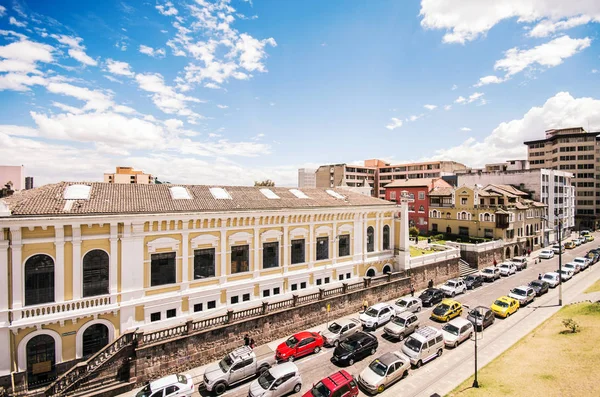 QUITO, EQUADOR-MAIO 07, 2017: Carros estacionados na parte norte da cidade de Quito, Equador, em um dia ensolarado — Fotografia de Stock