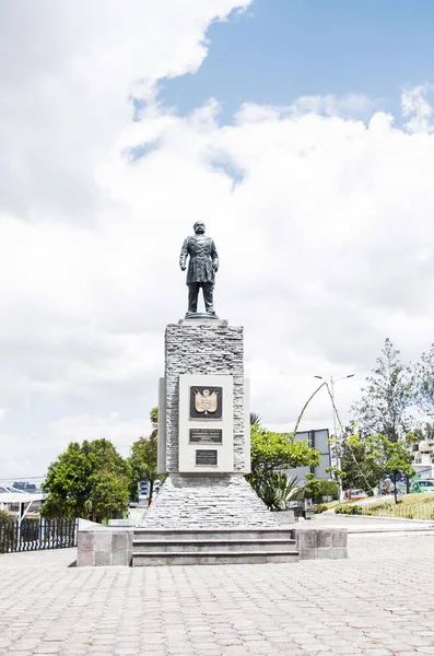 Quito, Ecuador - 2017. május 07.: Szép szobor a plaza Argentína északi részén, a város Quito, a gyönyörű kék égen — Stock Fotó