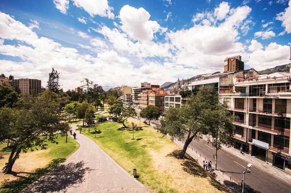 Bella statua al parco el Ejido nel nord della città di Quito — Foto Stock