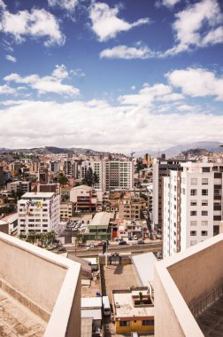 Quito, Ekvator - 07 Mayıs 2017: güzel görünümünden modern yeni mimari şirin sokakları, Quito şehir Kuzey bölüm karıştırma Quito parçası