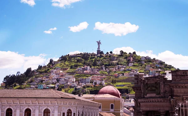 Pemandangan indah Quito pencampuran arsitektur baru dengan jalan-jalan yang menawan, dengan tempat penyu panecillo di gunung di depan, di kota Quito — Stok Foto