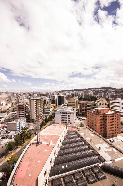 Quito, Ekvator - 07 Mayıs 2017: güzel görünümünden modern yeni mimari şirin sokakları, Quito şehir Kuzey bölüm karıştırma Quito parçası