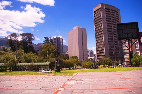 QUITO, ECUADOR - 07 DE MAYO DE 2017: Hermosa vista del parque del ejido desde la casa de la Cultura en el norte de la ciudad de Quito en un hermoso cielo azul — Foto de Stock