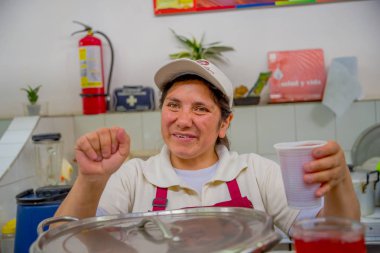 Quito, Ekvator - 23 Kasım 2016: bir refresing Quito şehir San Francisco'da bulunan Belediye Market satış kimliği belirsiz bir kadın