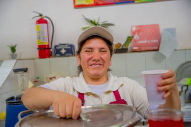 Quito, Ekvator - 23 Kasım 2016: bir refresing Quito şehir San Francisco'da bulunan Belediye Market satış kimliği belirsiz bir kadın