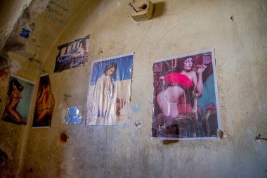 Quito, Ekvator - 23 Kasım 2016: Bazı posterler bir odada prisioner, eski ceza Garcia Moreno Quito şehir içinde hapis