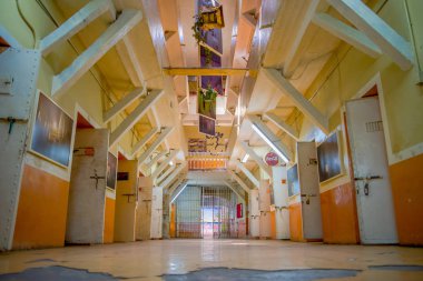 Quito, Ekvator - 23 Kasım 2016: Kapalı görünüm eski sağlam bina terk, hücreleri eski mahkumların ceza Garcia Moreno Quito şehir içinde hapis