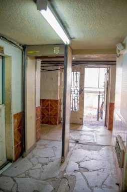 Quito, Ekvator - 23 Kasım 2016: Eski terk edilmiş eski hapis ceza Garcia Moreno Quito şehir içinde sağlam bina kapalı görünüm