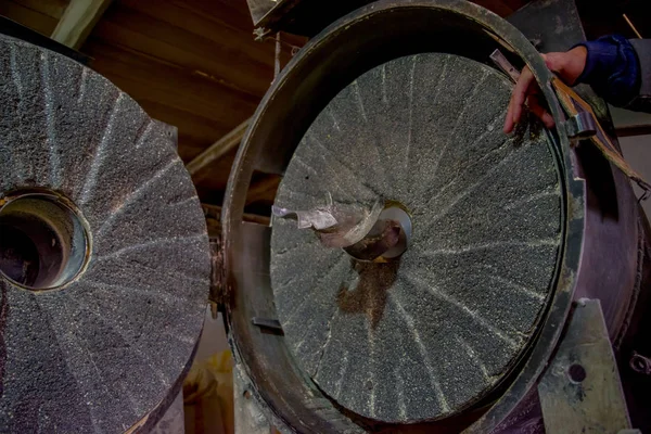 Oude stenen grinder molen gemaakt tot meel binnen gelegen in de stad van Quito — Stockfoto