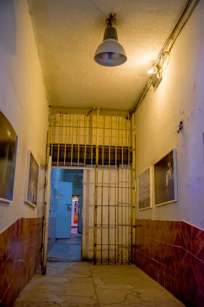 Indoor view of old deserted rugged building, in the old prison Penal Garcia Moreno in the city of Quito — Stock Photo, Image