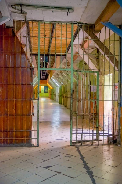 Inomhus Visa övergivna gamla robust byggnad, i det gamla fängelset straffrättsliga Garcia Moreno i staden Quito — Stockfoto