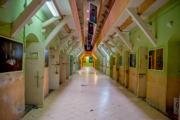 Vista interior del viejo y desierto edificio accidentado, celdas de presos en la antigua prisión Penal García Moreno en la ciudad de Quito —  Fotos de Stock
