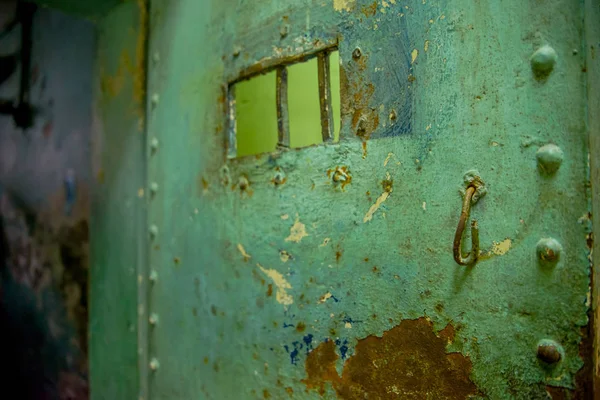 Close up van oude verroeste metalen deur, in de oude gevangenis strafrechtelijke Garcia Moreno in de stad van Quito — Stockfoto