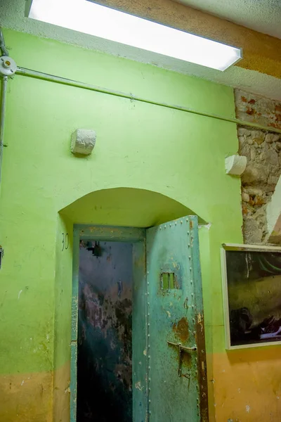 Inomhus Visa övergivna gamla robust rostiga byggnad ingång för rummet av prisioners, i det gamla fängelset straffrättsliga Garcia Moreno i staden Quito — Stockfoto